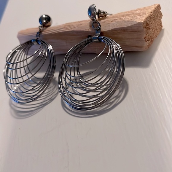 Unique Post Back Earrings 3-D - Picture 3 of 5